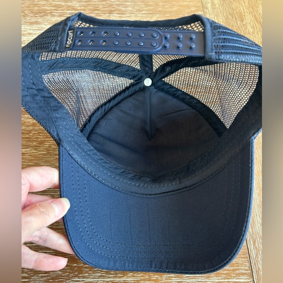 NWOT Rip Curl Women’s Trucker Hat! - Picture 4 of 8